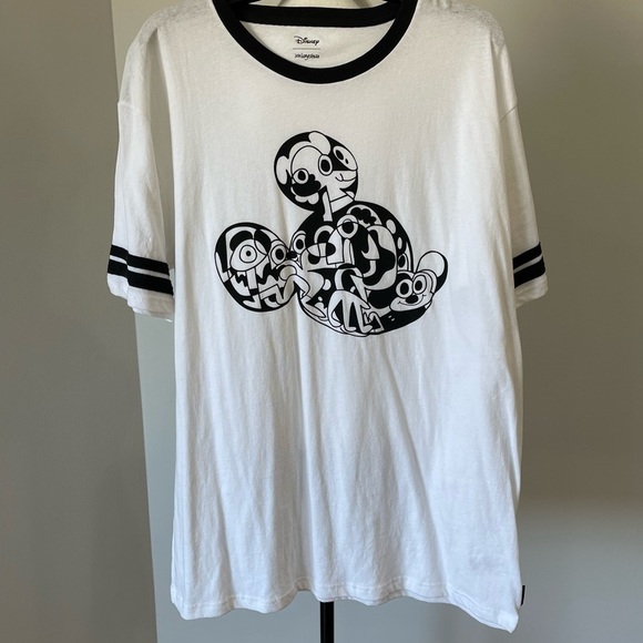 Disney Jon Bugerman design tee shirt in a extra large NWT - Picture 13 of 14